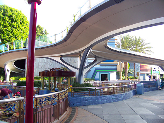 walle_peoplemover_tracks_underside