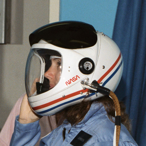 walle_space_shuttle_helmet_super_crop